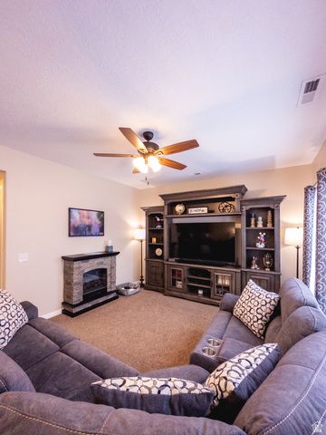 752 W CLUB OAKS DR, Sandy, UT 84070