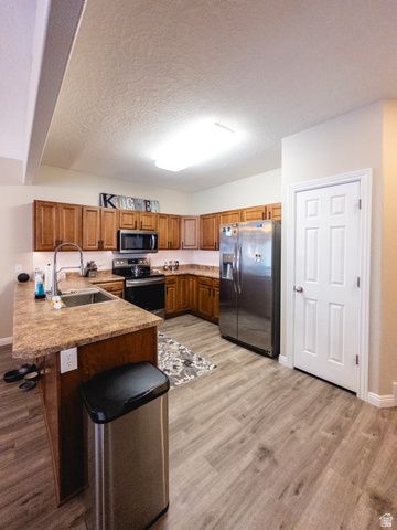 752 W CLUB OAKS DR, Sandy, UT 84070