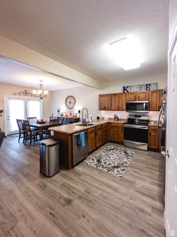 752 W CLUB OAKS DR, Sandy, UT 84070