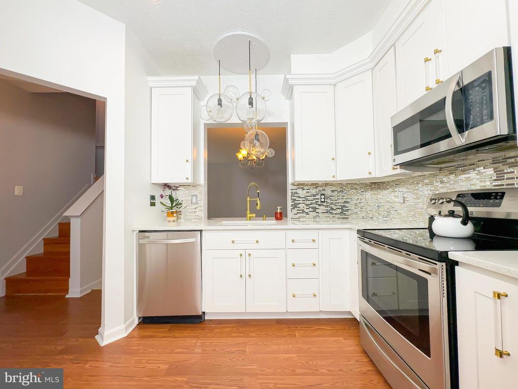 Image 3 of property listing at 4000 EASTVIEW CT, Bowie, MD 20716