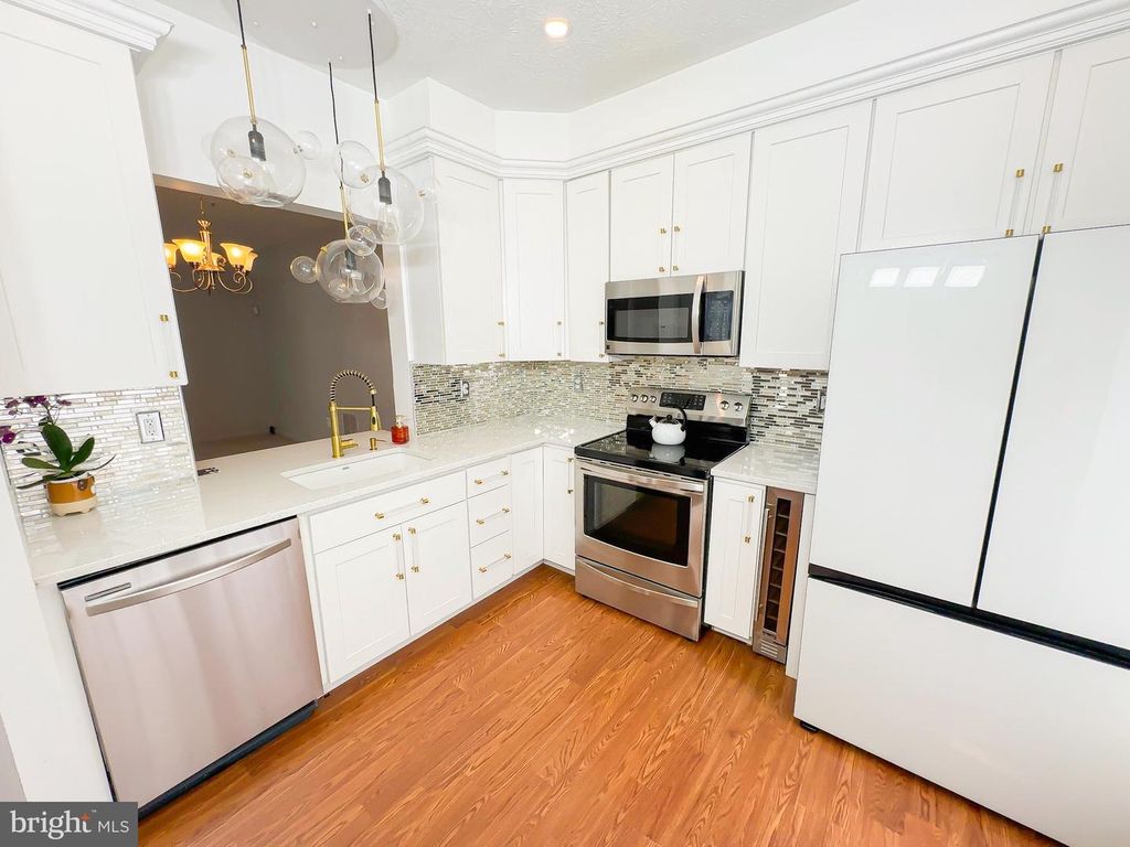Image 4 of property listing at 4000 EASTVIEW CT, Bowie, MD 20716