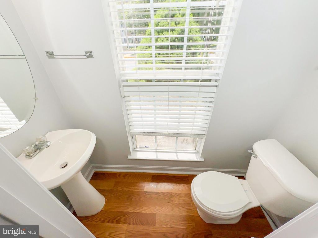 Image 8 of property listing at 4000 EASTVIEW CT, Bowie, MD 20716