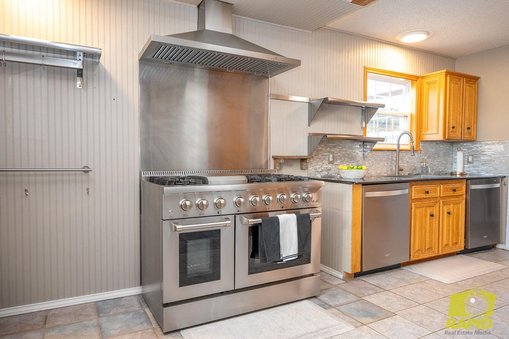 Image 12 of property listing at 2062 Country Club Estates Circle, San Angelo, TX 76904