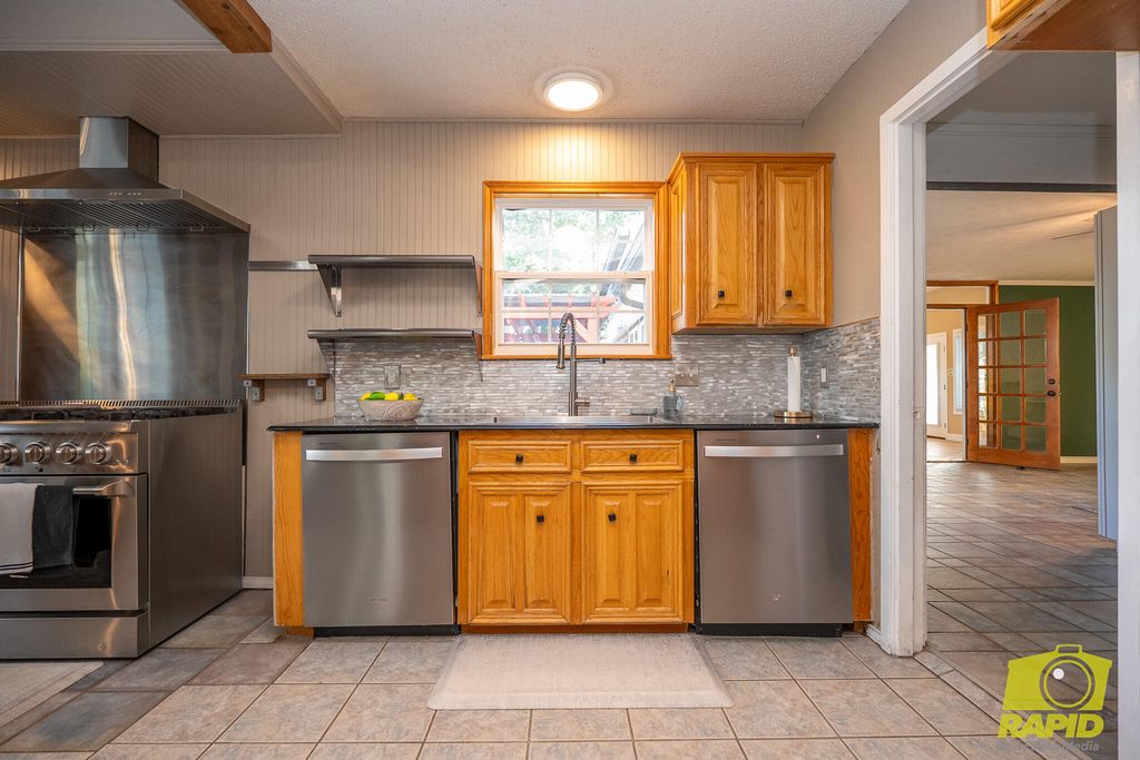 Image 13 of property listing at 2062 Country Club Estates Circle, San Angelo, TX 76904