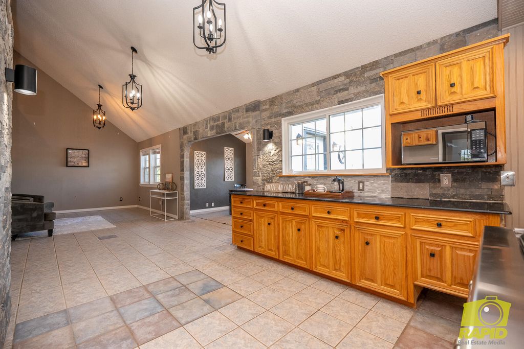 Image 14 of property listing at 2062 Country Club Estates Circle, San Angelo, TX 76904