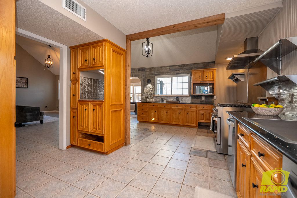 Image 16 of property listing at 2062 Country Club Estates Circle, San Angelo, TX 76904