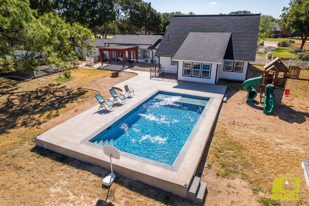 Image 2 of property listing at 2062 Country Club Estates Circle, San Angelo, TX 76904