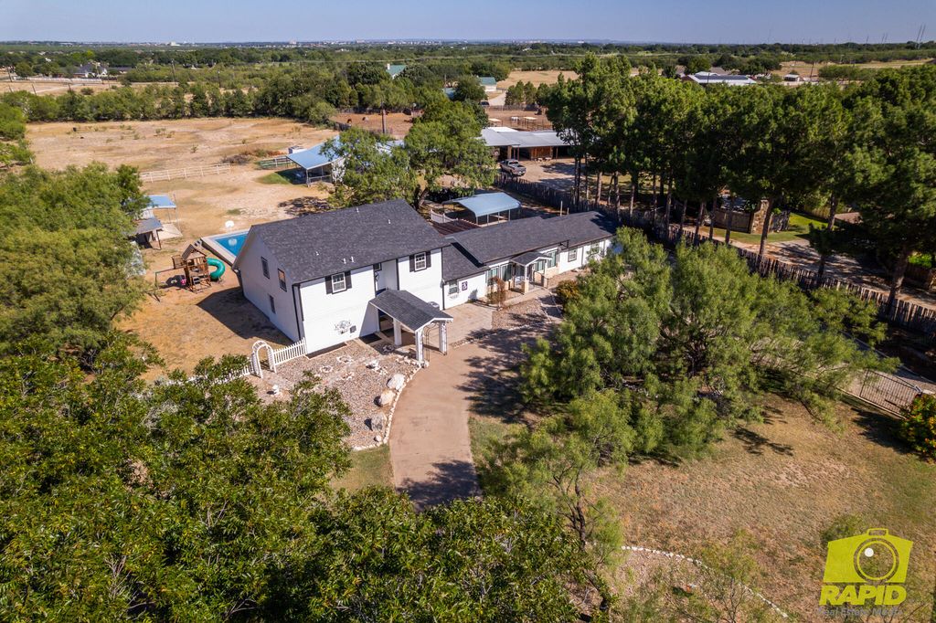 Image 4 of property listing at 2062 Country Club Estates Circle, San Angelo, TX 76904
