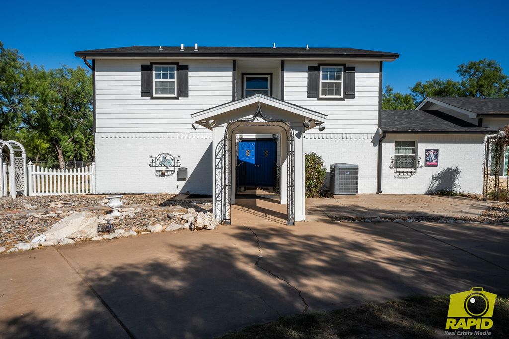 Image 5 of property listing at 2062 Country Club Estates Circle, San Angelo, TX 76904