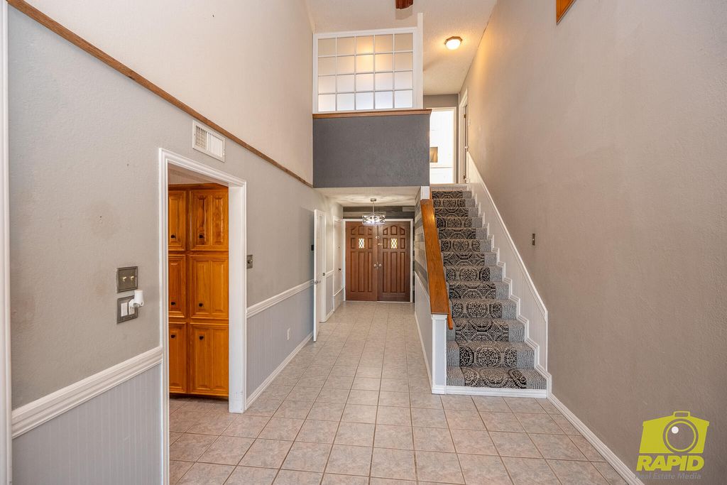 Image 8 of property listing at 2062 Country Club Estates Circle, San Angelo, TX 76904