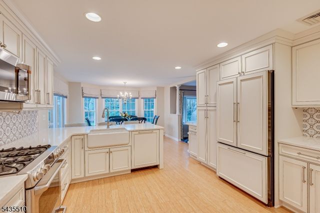 11 Cape Ct, Metuchen Boro, NJ 08840