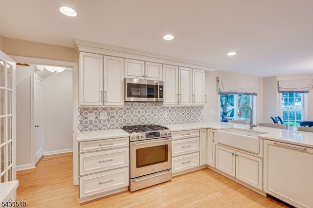 11 Cape Ct, Metuchen Boro, NJ 08840