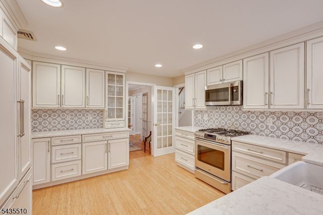 11 Cape Ct, Metuchen Boro, NJ 08840