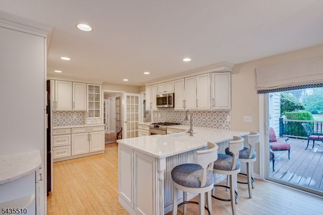 11 Cape Ct, Metuchen Boro, NJ 08840
