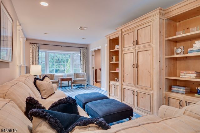 11 Cape Ct, Metuchen Boro, NJ 08840