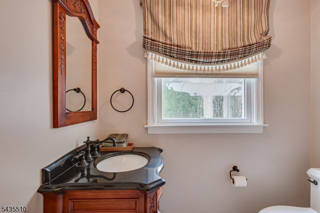 11 Cape Ct, Metuchen Boro, NJ 08840