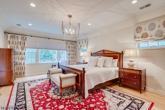 11 Cape Ct, Metuchen Boro, NJ 08840