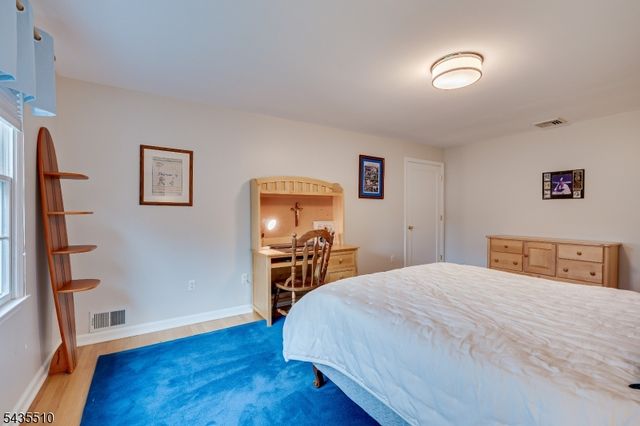 11 Cape Ct, Metuchen Boro, NJ 08840