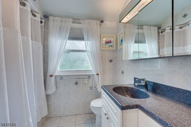 11 Cape Ct, Metuchen Boro, NJ 08840