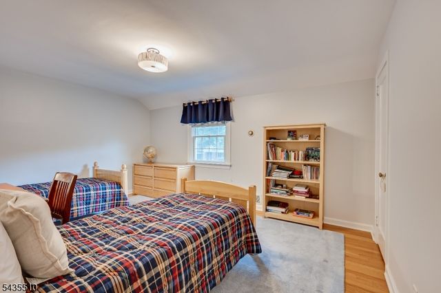 11 Cape Ct, Metuchen Boro, NJ 08840