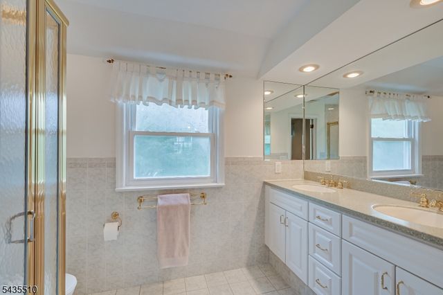 11 Cape Ct, Metuchen Boro, NJ 08840