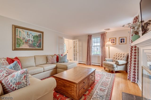 11 Cape Ct, Metuchen Boro, NJ 08840