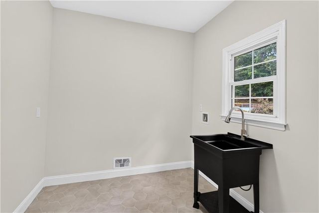 560 Hawthorne Drive, Fayetteville, GA 30214