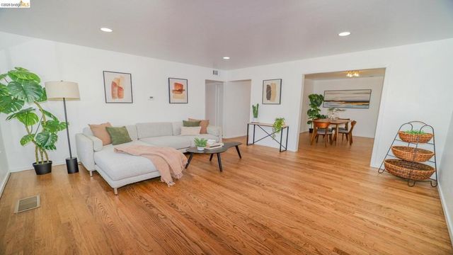 914 Pine ST, Vallejo, CA 94590