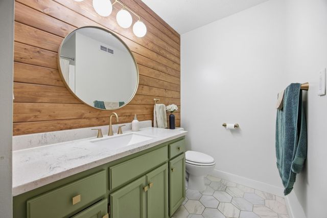 620 N Washington Avenue, Detroit Lakes, MN 56501