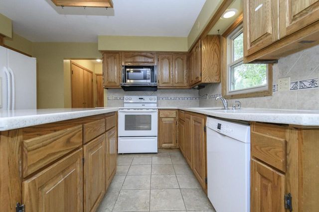 N47W27080 Greenhill COURT, Pewaukee, WI 53072