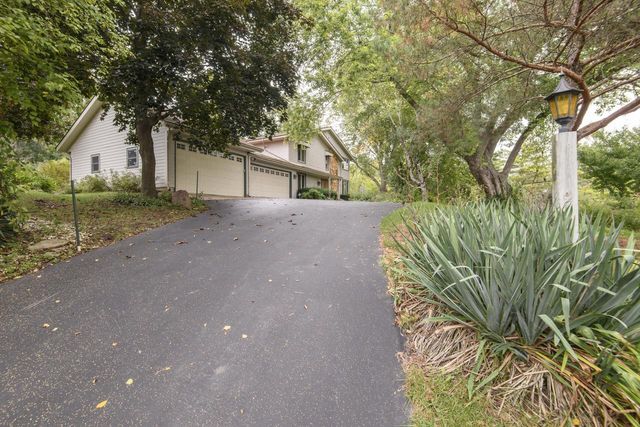 N47W27080 Greenhill COURT, Pewaukee, WI 53072