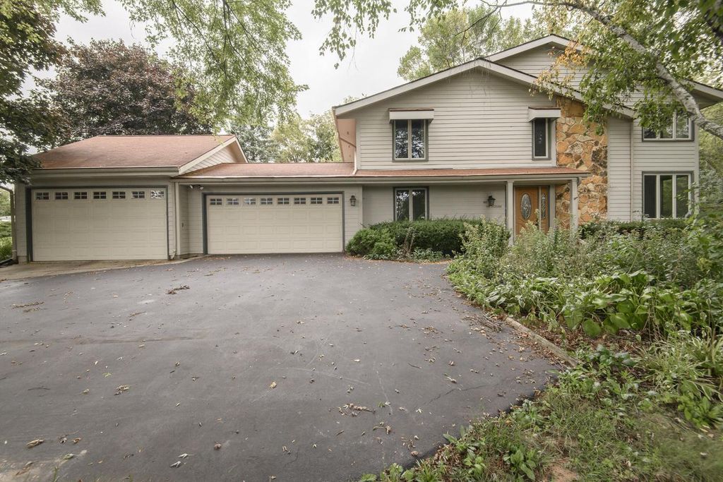 N47W27080 Greenhill COURT, Pewaukee, WI 53072