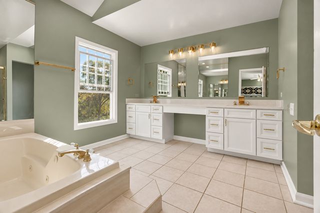 192 W Fox Hill Drive, Buffalo Grove, IL 60089