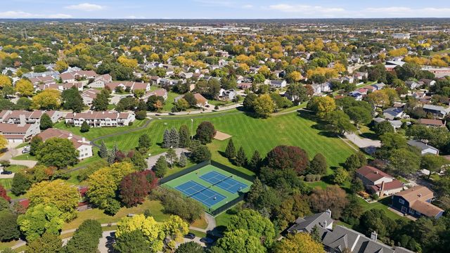 192 W Fox Hill Drive, Buffalo Grove, IL 60089