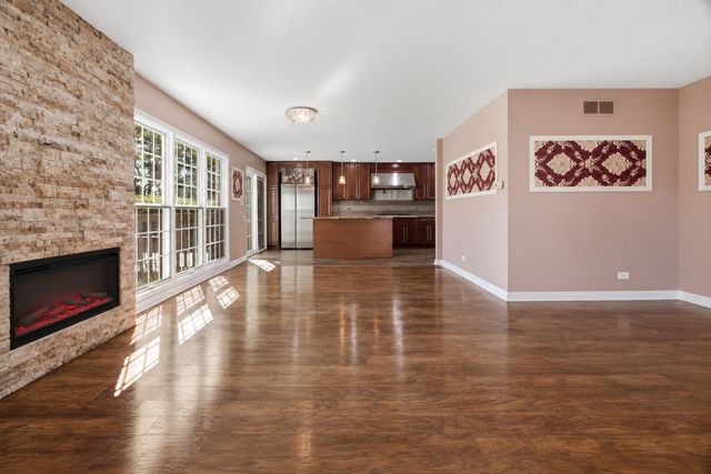 192 W Fox Hill Drive, Buffalo Grove, IL 60089