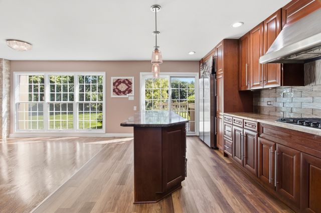 192 W Fox Hill Drive, Buffalo Grove, IL 60089