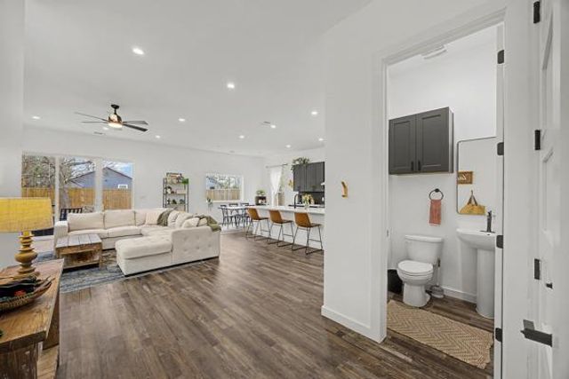 1006 4th ST, Lockhart, TX 78644