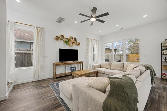 1006 4th ST, Lockhart, TX 78644