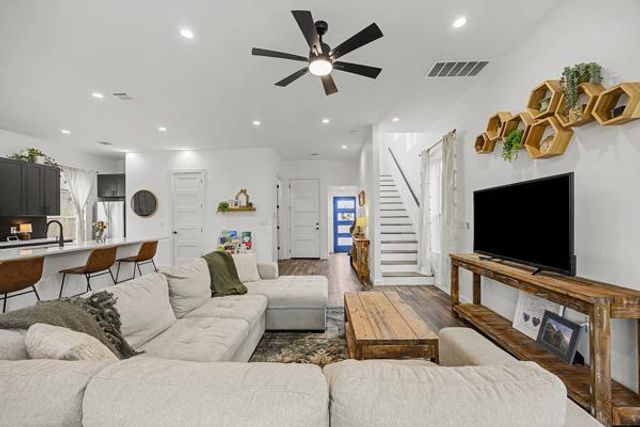 1006 4th ST, Lockhart, TX 78644