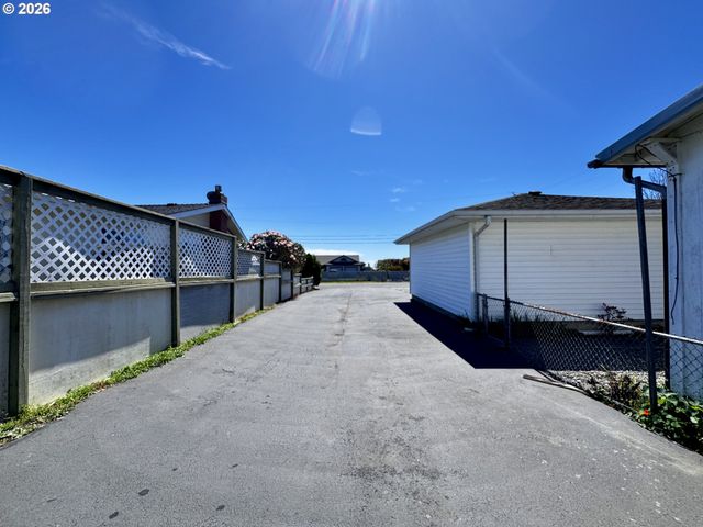 422 BUENA VISTA Loop, Brookings, OR 97415