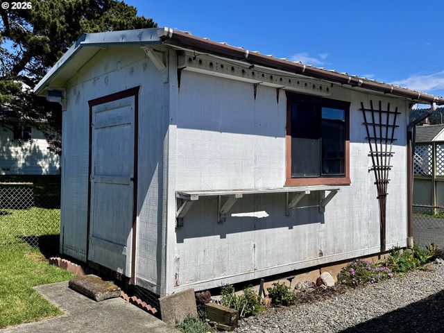 422 BUENA VISTA Loop, Brookings, OR 97415