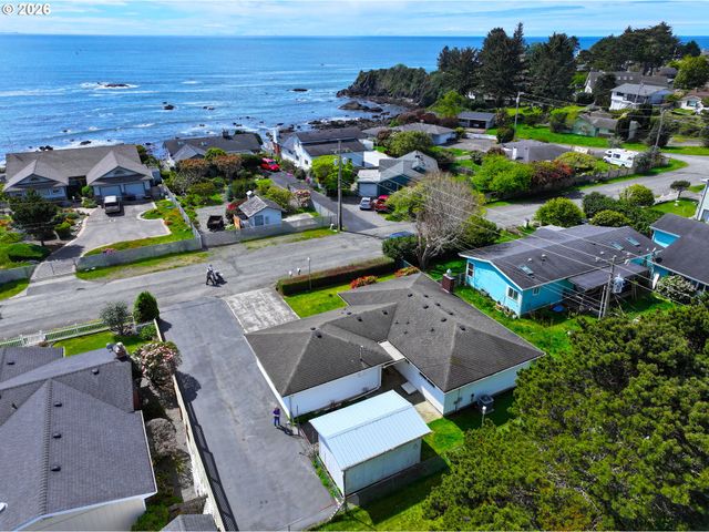 422 BUENA VISTA Loop, Brookings, OR 97415