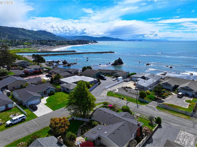 422 BUENA VISTA Loop, Brookings, OR 97415