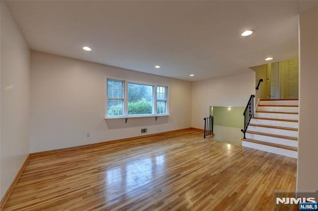 15 Jocelyn Place, Pequannock Township, NJ 07444