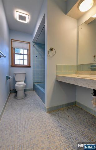 15 Jocelyn Place, Pequannock Township, NJ 07444