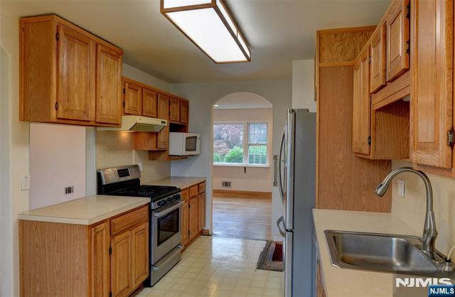 15 Jocelyn Place, Pequannock Township, NJ 07444