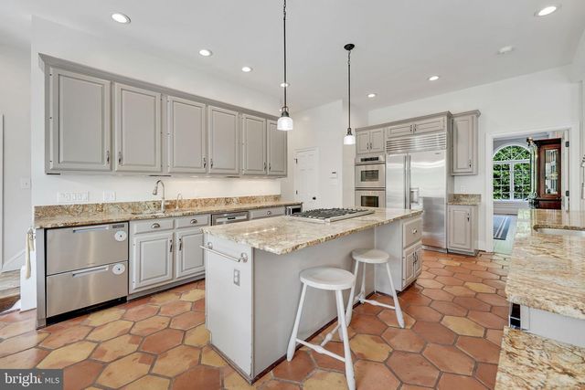 933 BELLVIEW RD, Mclean, VA 22102