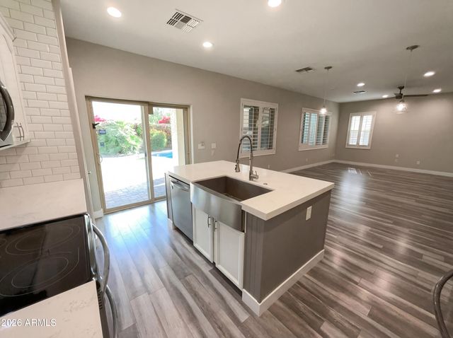 1099 E SOURWOOD Drive, Gilbert, AZ 85298