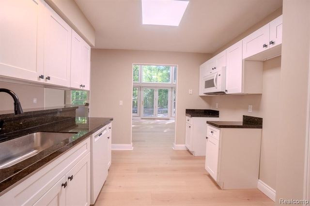 5235 Royal Vale Lane 70, Dearborn, MI 48126