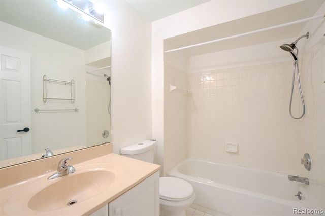 5235 Royal Vale Lane 70, Dearborn, MI 48126